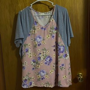 NWOT flower & gray sleeve v neck tunic. Size 3X. Measures from v neck 22 inches